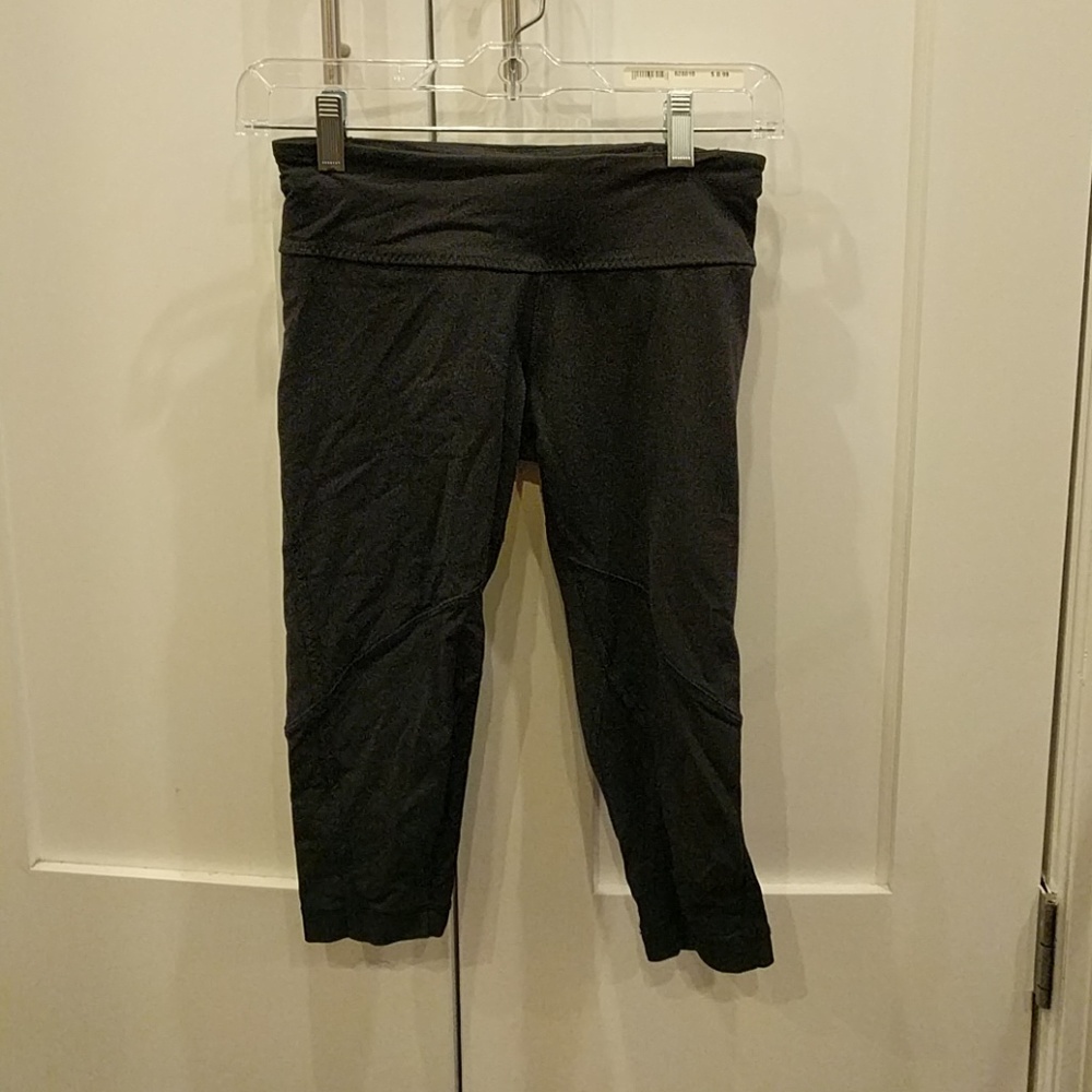 Lululemon black capri legging size 4